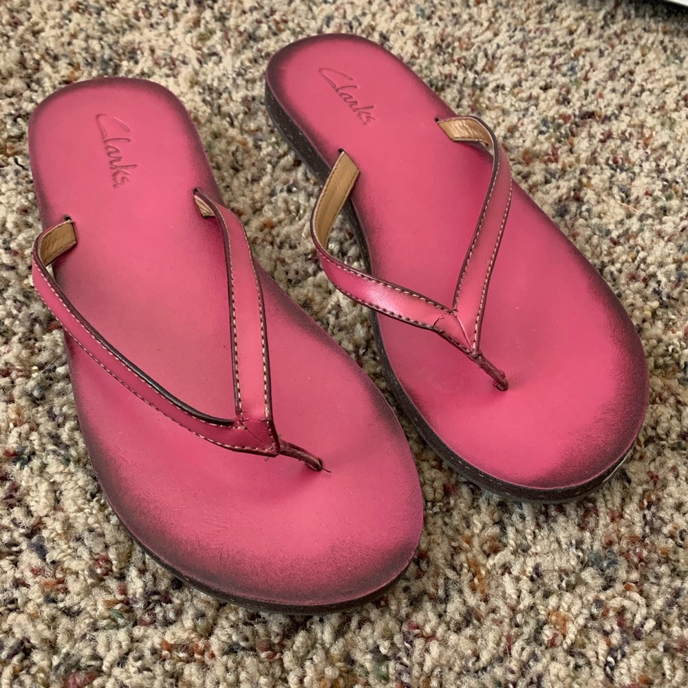 Clark’s leather flip flops size 7